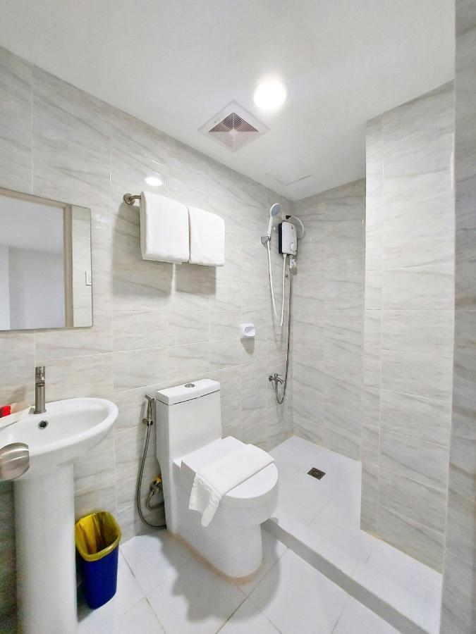 Airobedz Makati - A Value Hotel Manila Exteriör bild