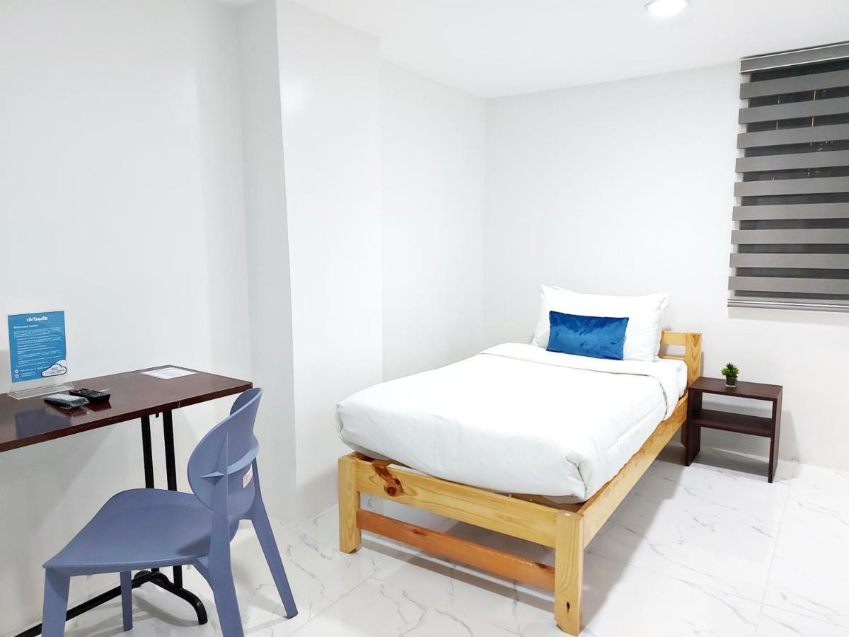 Airobedz Makati - A Value Hotel Manila Exteriör bild