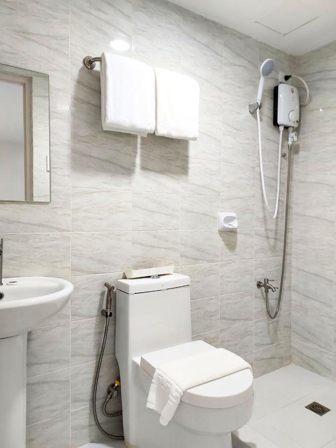 Airobedz Makati - A Value Hotel Manila Exteriör bild