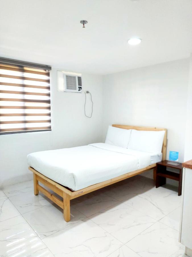 Airobedz Makati - A Value Hotel Manila Exteriör bild