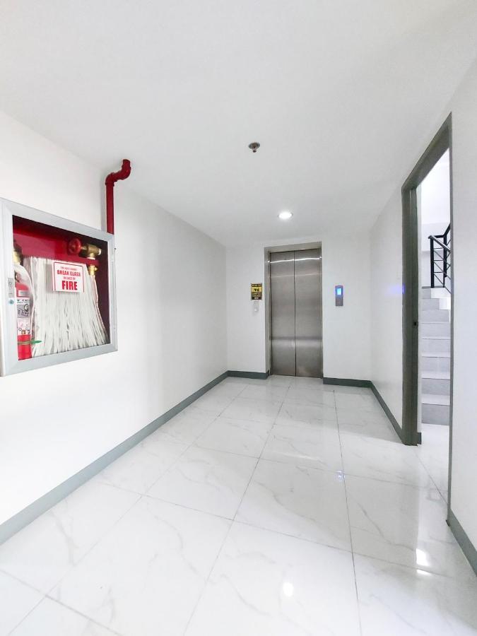Airobedz Makati - A Value Hotel Manila Exteriör bild